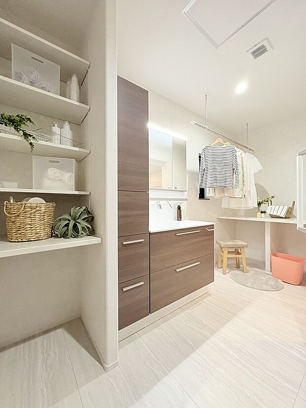 【【D棟 洗面室】】W900の洗面台にW300の収納が付帯。更にタオルや、洗面周りのストック品をしまうための収納のほか、室内干しができるランドリースペースも用意。家事がしやすい工夫がされています。