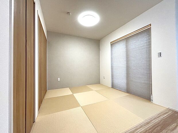 【【C棟　和室】】LDKと隣接した和室。お子様の遊び部屋・お昼寝スペースとして使うのもオススメです！客間としてもご活用いただけます。