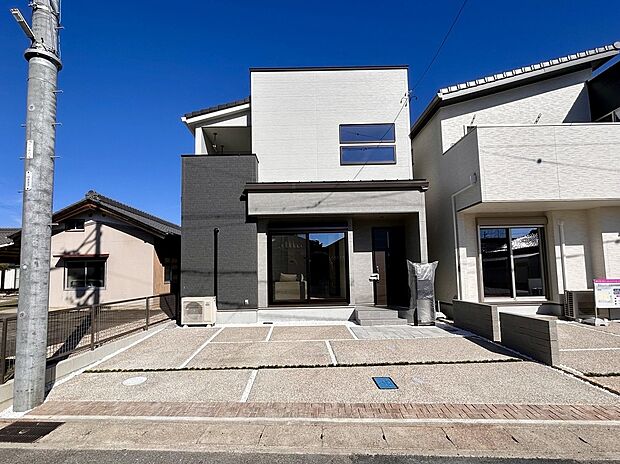 【【C棟 外観】】流行に左右されず、将来にわたって価値が継続する凛とした佇まい。おしゃれな雰囲気や自然の潤い、親しみやすさといった暮らしを豊かにしてくれる住空間です。