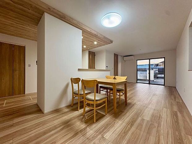 【【B棟 LDK】】オープンでのびやかな空間を生み出すこだわりの広がりとゆとり。ご家族と過ごす時間を大切にしたい方にピッタリの明るくゆとりある住空間です。