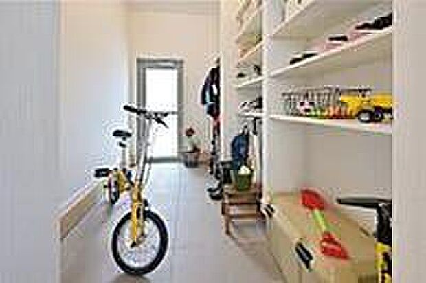 【【玄関収納】】玄関収納は全邸標準仕様(形状は各邸異なります)。三輪車やゴルフバッグなど屋外で使用するものを室内に持ち込むことなくすっきり収納できます。