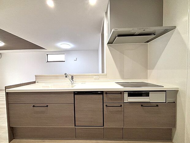 【【B棟 キッチン】】お料理や他の家事をしながら大切なご家族との会話を楽しめます。ご家族とのコミュニケーションが生まれる対面式のシステムキッチンです。