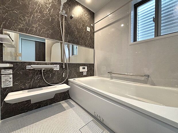 【【B棟 浴室】】1坪タイプのバスルーム。ゆったり足が伸ばせるので、毎日の疲れを癒すバスタイムを実現。ご家族一緒に入れます。浴室暖房乾燥機付きで浴室内干しも可能!