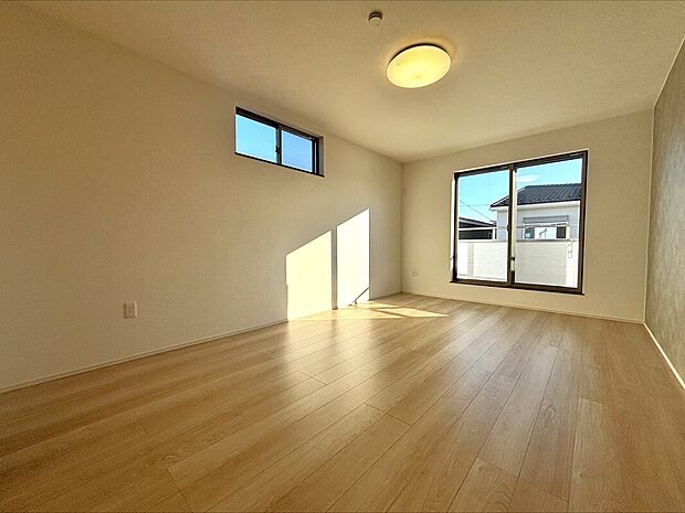 【【B棟 主寝室】】洋室の中で一番広い10.0帖の主寝室で快適な睡眠をご体感ください。ウォークインクローゼットを設けており、住空間を広く有効活用できます。