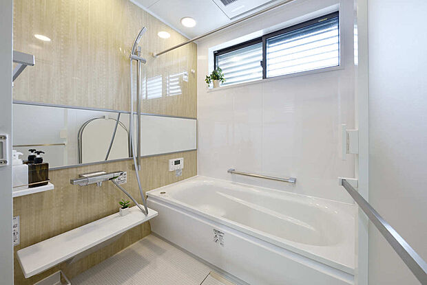 【【浴室同仕様】】1坪タイプのバスルーム。ゆったり足が伸ばせるので、毎日の疲れを癒すバスタイムを実現。ご家族一緒に入れます。浴室暖房乾燥機付きで浴室内干しも可能！