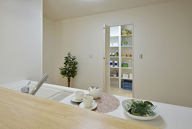 【【パントリー同仕様】】食品や食器などを収納できるパントリー。普段はあまり使わない調理器具や入りきらない調味料類をしまうなど、使い勝手は多様。備蓄庫として機能性だけではなく見た目にも優れた収納です！