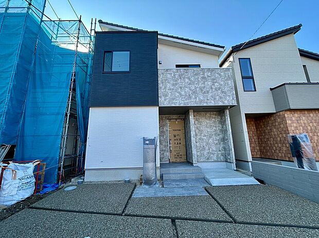 【【H棟　外観】】設計やインテリアコーディネーターが1棟1棟デザインし、周囲の街並みに溶け込むように考えています。いつまでも飽きの来ない外観デザインに仕上げています。