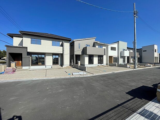 【【前面道路含む現地写真】】A棟は南西角地に位置しています。西側前面道路、幅員約8.3m。南側前面道路、幅員約6.0mです。是非、周辺環境と併せて、現地をご見学ください。