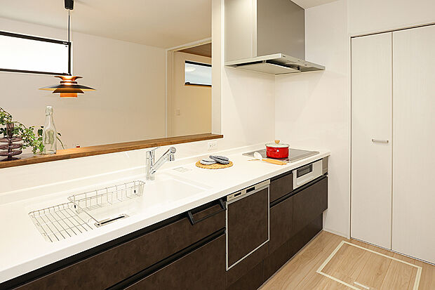 【【キッチン同仕様】】家計にやさしいオール電化住宅！火を使わないIHクッキングヒーターを搭載しており、お子様がお手伝いをする際も安心できるポイントです。