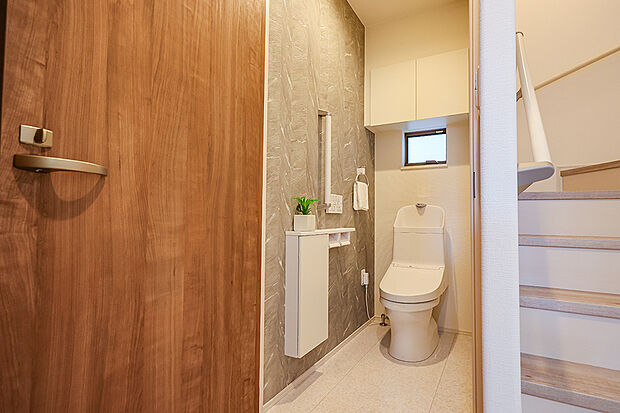 【【トイレ同仕様】】TOTO製のウォシュレット付きトイレ。従来品に比べ洗浄水量を約7割カット！ふち無し便器でお手入れ簡単♪掃除道具などが収納できてスッキリ綺麗が保てます♪