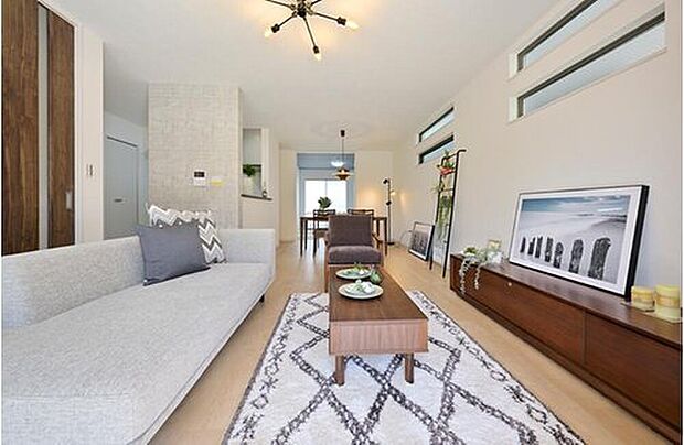 【【LDK同仕様】】動線を確保した間取りなので、ダイニングテーブルやソファー、ローテーブルなどの家具もしっかりと配置できます。ゆったりとした広さの空間でご家族団らんの時間をお過ごしいただけます。