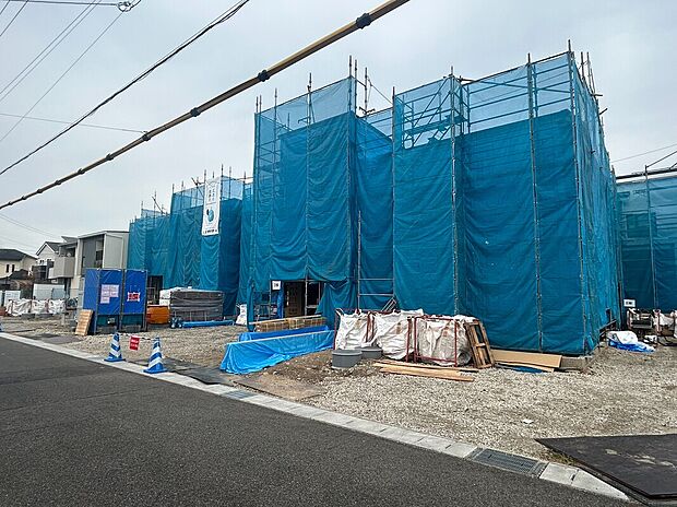 【【D棟 外観】】設計やインテリアコーディネーターが1棟1棟デザインし、周囲の街並みに溶け込むように考えています。いつまでも飽きの来ない外観です。