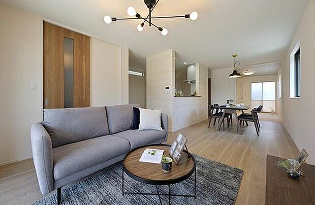 【【LDK同仕様】】大切なご家族が集まるからこそLDKにはこだわりたい!休日はおひさまの光をたっぷり取りこめるリビングでゆったりと寛げます。子供たちが元気に笑いながら走り回っても十分な広さの空間です。