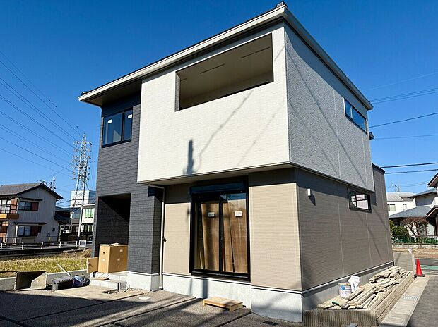 【【E棟　外観】】スタイリッシュでありながら温かみを感じる外観です。玄関ポーチにゆとりがあり、自転車やベビーカーも置けます。