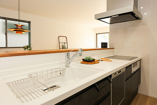 【【キッチン同仕様】】対面式キッチンを配し、ご家族とのコミュニケーションが取りやすい間取りです。LDでお過ごしのご家族を見守ったり、お子様と今日一日の出来事をお話したりできます。