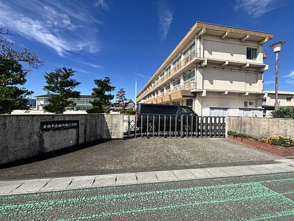 西川端小学校 約800m(徒歩約10分)