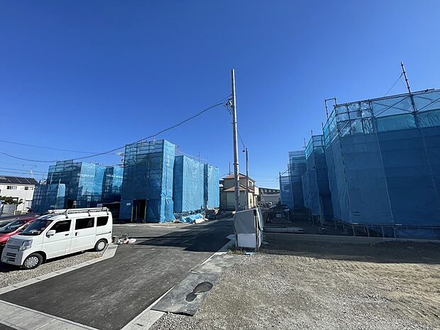 【【現地撮影】】区画西側からの撮影です。先行で東側4棟の販売です。敷地60坪以上、駐車スペース：3台。2026年3月完成予定です。建築途中が気になる方は今が見学のチャンス！お問合せお待ちしております。