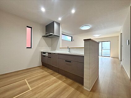 【F棟 キッチン】