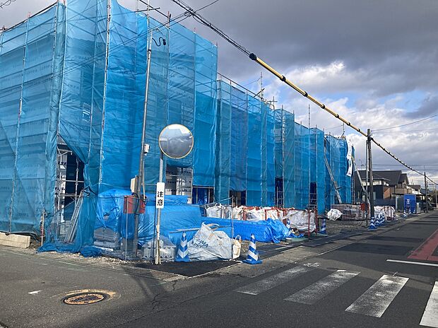 【【前面道路含む現地写真】】低層の一戸建てを中心とした街並みが整然と続き、周辺は高い建物が建っていないので、採光や開放性に恵まれ、空が広く緑の多い閑静な趣を感じる環境です。