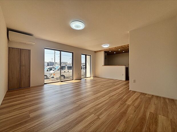 【【A棟 LDK】】広々とした20.0帖のLDKはご家族が自然と集まります。ご家族と過ごす時間を大切にしたい方にぴったりの明るくゆとりある住空間です。