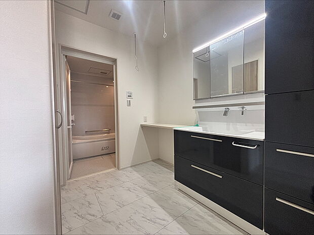 【【A棟 洗面室】】3.7帖の洗面室は洗濯物を洗う・干す・畳むがこの空間で完了するランドリースペースがあります。雨の日や花粉の時期のお洗濯に嬉しい設備。洗面は2Fにもあります。