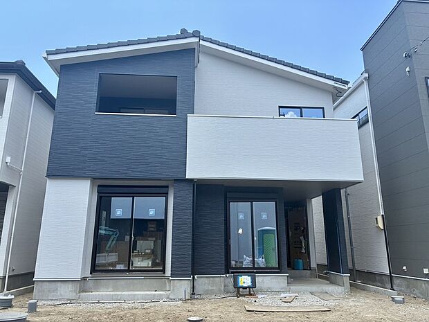 【【D棟　外観パース】】スタイリッシュでありながら温かみを感じる外観です。玄関ポーチにゆとりがあり、自転車やベビーカーも置けます。