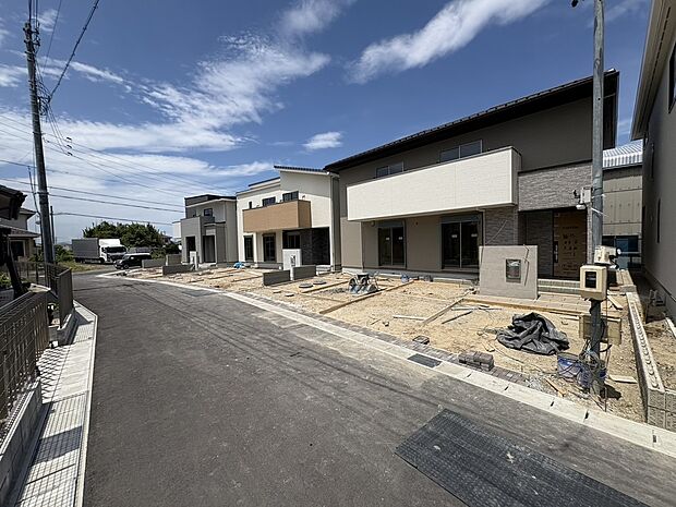 【【前面道路含む現地写真】】JR東海道本線「稲沢」駅まで自転車約10分の立地です。名古屋方面や岐阜方面にアクセス良好です。また、最寄りの名鉄バス「九日市場」停まで徒歩約7分で公共交通機関をご利用しやすいロケーション♪