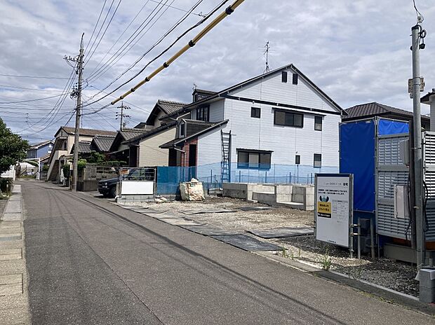 【【前面道路含む現地写真】】マックスバリュ 木曽川店まで徒歩約3分(約210m)の立地。営業時間は23:00まで。急に「お弁当がいる」と言われても大丈夫！すぐに出向ける距離です。