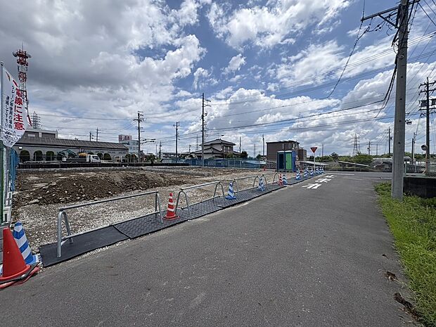 【【前面道路含む現地写真】】元気なお子様のお外遊びも、公園が近くにあれば安心♪気軽な近さの米野水辺公園でお散歩やピクニックをすれば、気分もリフレッシュできそうです。