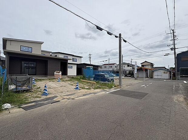 【【現地写真】】外観が見えて来ました。土地面積72.0坪以上！駐車5台分を確保したゆとりの広さです。お問合せお待ちしております。
