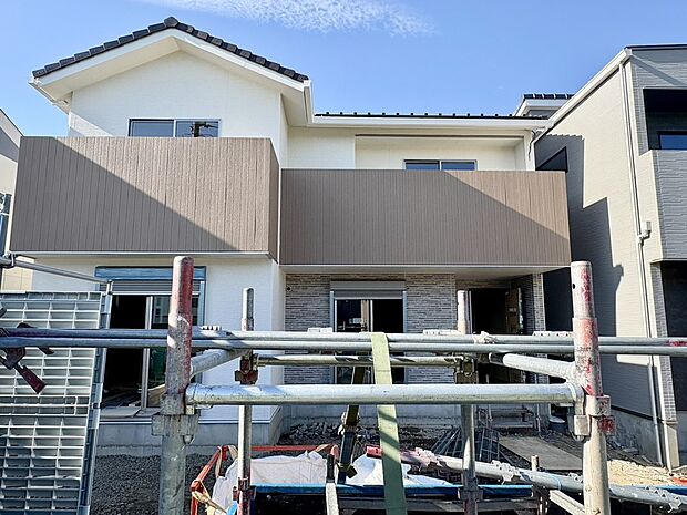 【【E棟　外観】】エサキホームの家は、バランスの取れたフォルムと配色が魅力です。周囲の景観に溶け込みつつ、個性も光ります。
