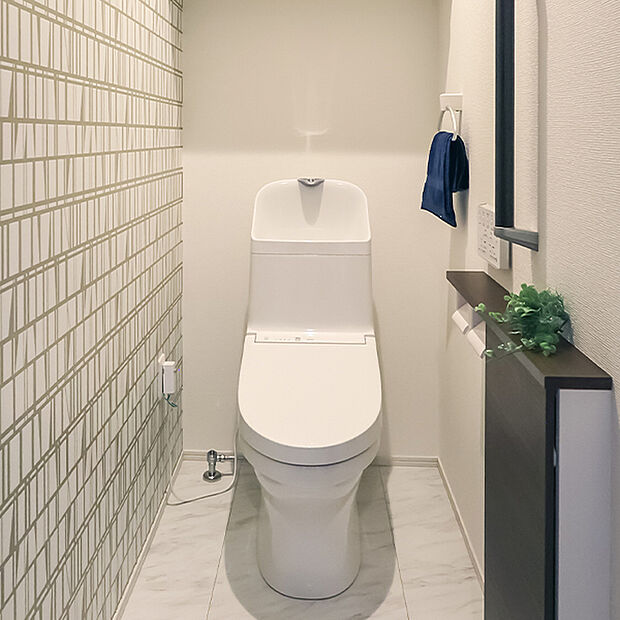 【【トイレ同仕様】】TOTO・ウォシュレット付き。ふち無し便器でお手入れ簡単♪掃除道具やトイレットペーパーが収納できてスッキリ綺麗が保てます♪トイレは各階にあり、来客時も気兼ねなくご利用いただけます。