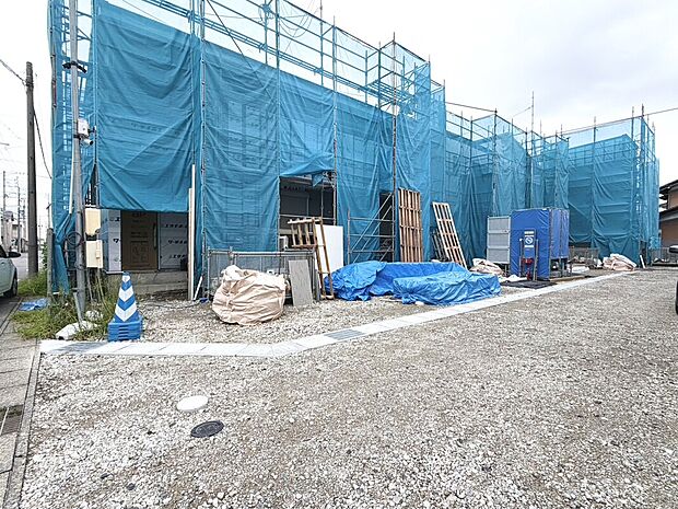 【【現地 前面道路含む外観】】全3棟。現在建築中です。同仕様の物件もご見学可能ですのでお気軽に、お問い合わせください。
