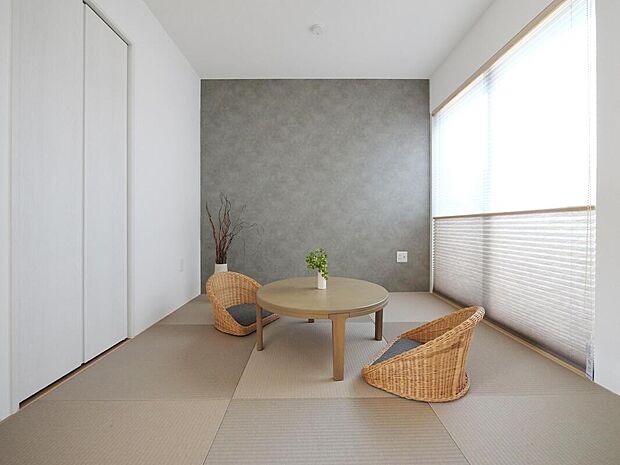 【【和室同仕様】】半帖畳とプリーツスクリーンを採用した、モダンな和空間。収納と採光部を設けています。中庭・LDKと動線がスムーズで多用途にお使いいただけます。/A・B・D棟