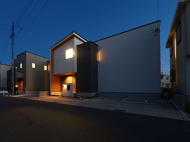 I棟　外観（夜）
夜も玄関回りが明るく帰宅が安心になりますね。