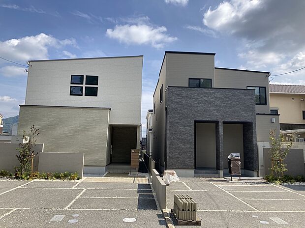 【左からD、C棟】現地ご見学可能です！是非いち早くご検討下さい。お問合せはWeb・フリーダイヤルから可能です。メールでのご返答も可能です。