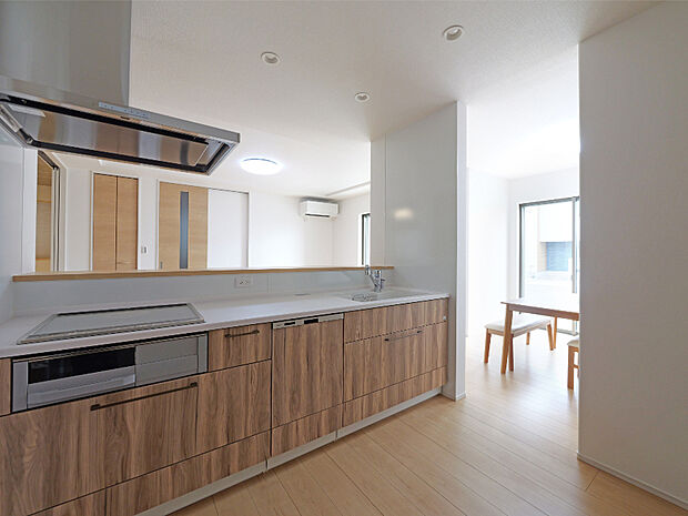 【【F棟　キッチン】】お料理や他の家事をしながら大切なご家族との会話を楽しめます。ご家族とのコミュニケーションが生まれる対面式のシステムキッチンです。