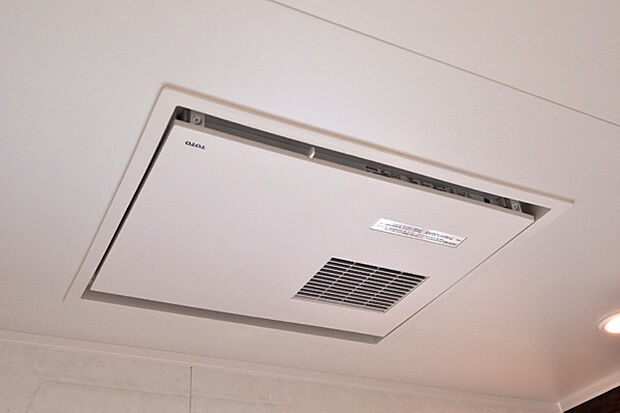 【浴室暖房乾燥機】花粉・梅雨時にはありがたい浴室暖房乾燥機。
浴室に標準装備で夏の暑い日・冬の寒い日に重宝します。
1台で暖房・乾燥・涼風・換気の4役をこなします。