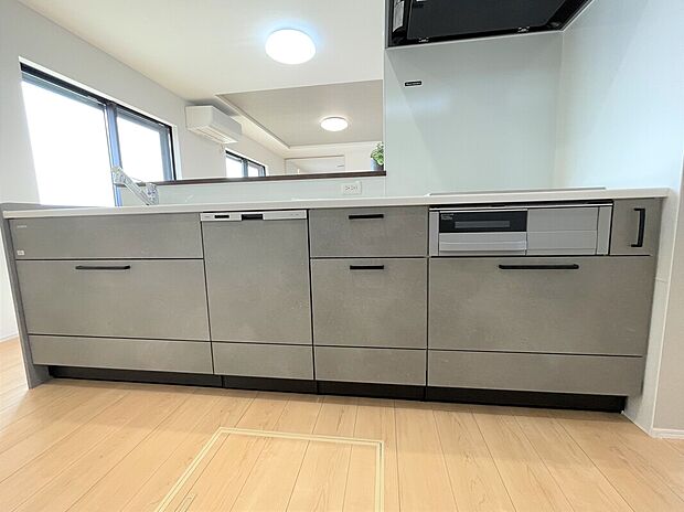 【【C棟】キッチン】キャビネットは全て引出しタイプのスライド収納。収納量と使い勝手の良さが魅力なエサキホームオリジナルシステムキッチン。