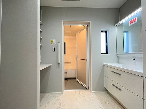 【【C棟】洗面室】広くで収納もたっぷりある洗面室、着替えや洗濯も楽に行えます。