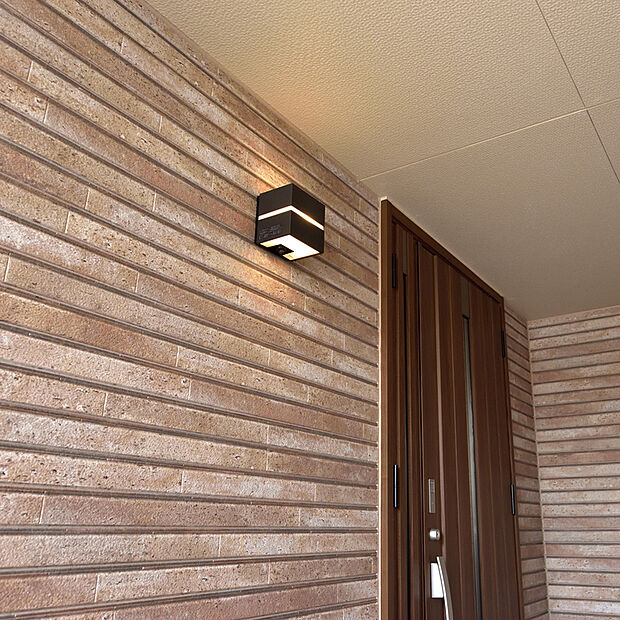 【【人感センサーLEDポーチ灯】】暗くなると自動点灯でお出迎えしてくれます。深夜は人が近づいた時だけ点灯し、防犯対策にも役立ちます。