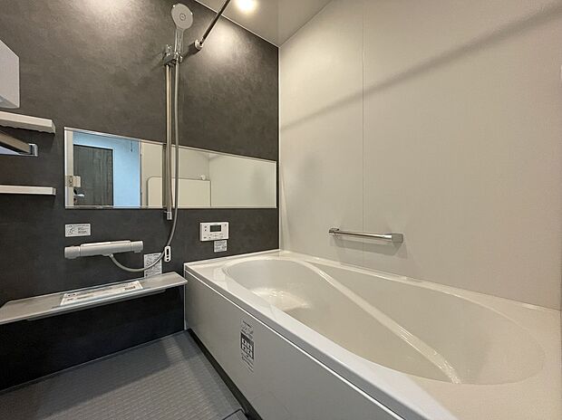 【【B棟　浴室】】限られた空間を広く見せるワイドミラー採用の1坪バスルーム。ゆったり足が伸ばせるので、毎日の疲れを癒すバスタイムを実現。ご家族みんなでも入れます。浴室暖房乾燥機付きで浴室内干しも可能！