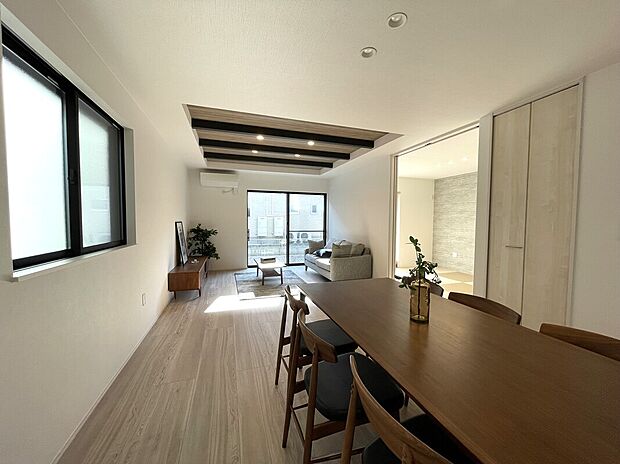 【【A棟　LDK】】動線を確保した間取りなので、ダイニングテーブルやソファー、ローテーブルなどの家具もしっかりと配置できます。ゆったりとした広さの空間でご家族団らんの時間をお過ごしいただけます。