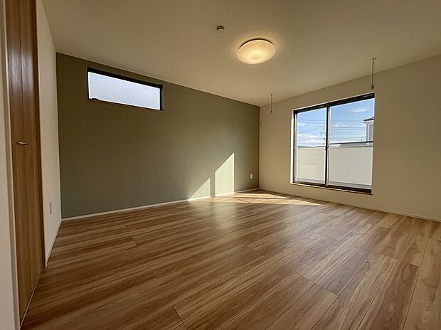 【【C棟　主寝室】】バルコニーに面しており、開放感溢れる主寝室。落ち着いた印象のアクセントクロスを採用し、眠りに落ちるまでの時間も静かにお過ごしいただけます。