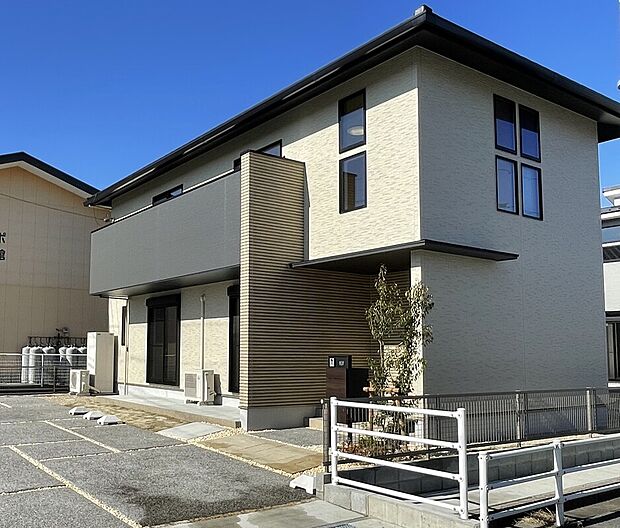 【【B棟　外観】】周辺の街並みと調和する、お洒落な外観デザイン。アースカラーの優しい色合いが青空に映えます。全棟長期優良住宅認定物件です。