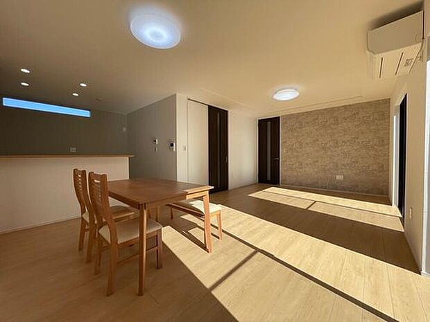 【【C棟　LDK】】LDKの形でリビングとダイニングの空間が分かりやすく、家具の配置がしやすいです。大きなソファを置いても余裕の広さで大画面テレビを置いてもソファとの距離を十分を確保できます。