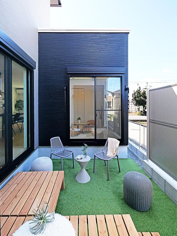 【【中庭同仕様】】お子様の遊び場やアウトドアなど、おうち時間の楽しみが広がる中庭を設けています。目隠し付きのプライバシーに配慮した設計です。/A棟