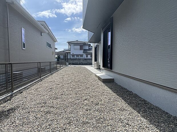 【【B棟 庭】】75坪以上の余裕ある敷地です。庭でお子様を遊ばせたり、あると嬉しいスペースです。
