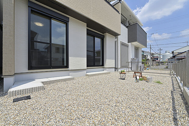 【【庭同仕様】】敷地75坪以上！お友達を呼んで、庭でおもいっきり遊べる広さです。BBQやビニールプール遊びなど、ご家族との時間も大切に過ごせる空間♪