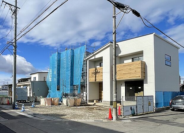 【【前面道路含む現地写真】】世代を超えて住み継げる、長期優良住宅+住宅性能評価取得の住まい。ゆとりある5LDKの間取りに、+αの設備・仕様が詰まった2棟のご案内です！